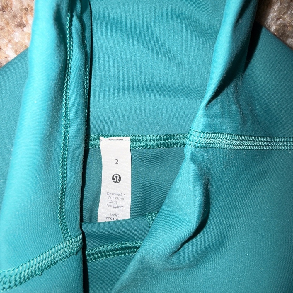 Lululemon Wunder Train High Rise shorts sz0 teal lagoon, small hole. Never worn - Picture 3 of 7